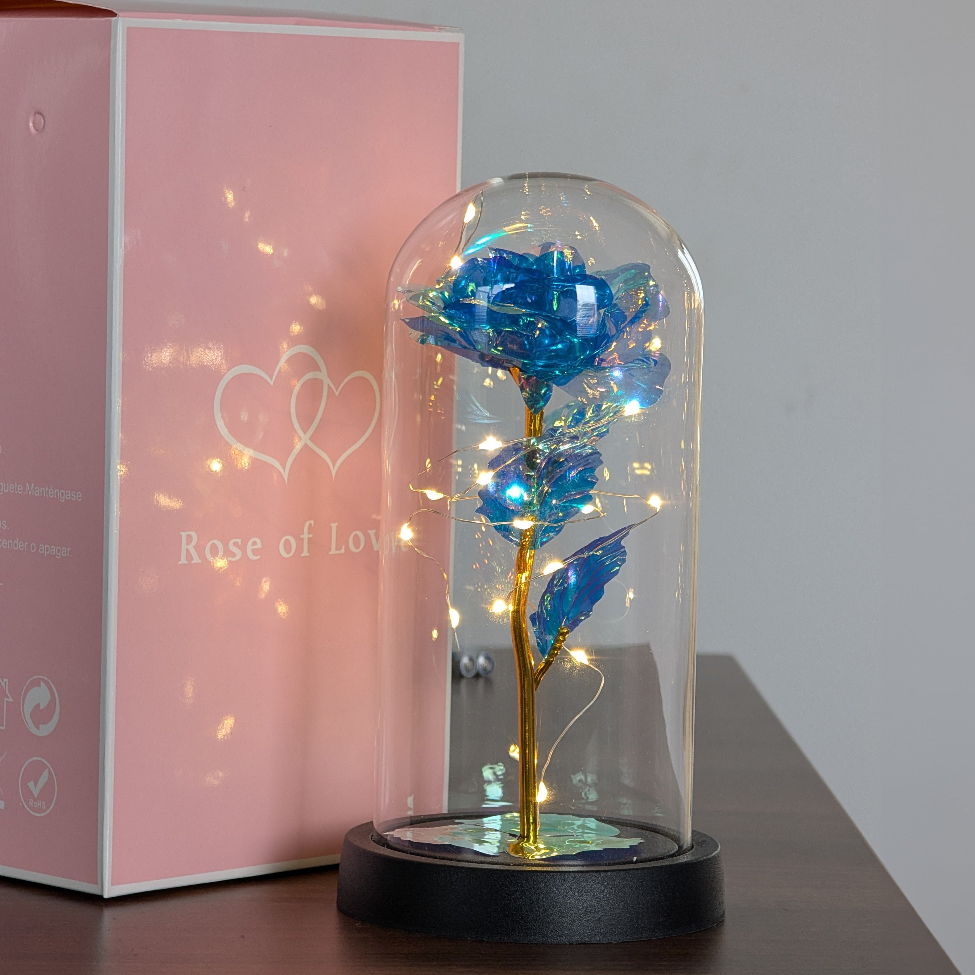 Trandafir decorativ albastru cu nuante stralucitoare aurii, Zola®, in cupola de sticla si leduri, cutie eleganta pentru cadou, diametru 9 cm, 22 x 11 cm, baza neagra Trandafir decorativ albastru cu nuante stralucitoare aurii, Zola®, in cupola de sticla si leduri, cutie eleganta pentru cadou, diametru 9 cm, 22 x 11 cm, baza neagra
